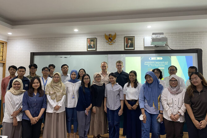 Warsztaty dotyczące wykorzystania AI w szybkich i systematycznych przeglądach literatury w Institut Teknologi Sepuluh Nopember (Indonezja)
