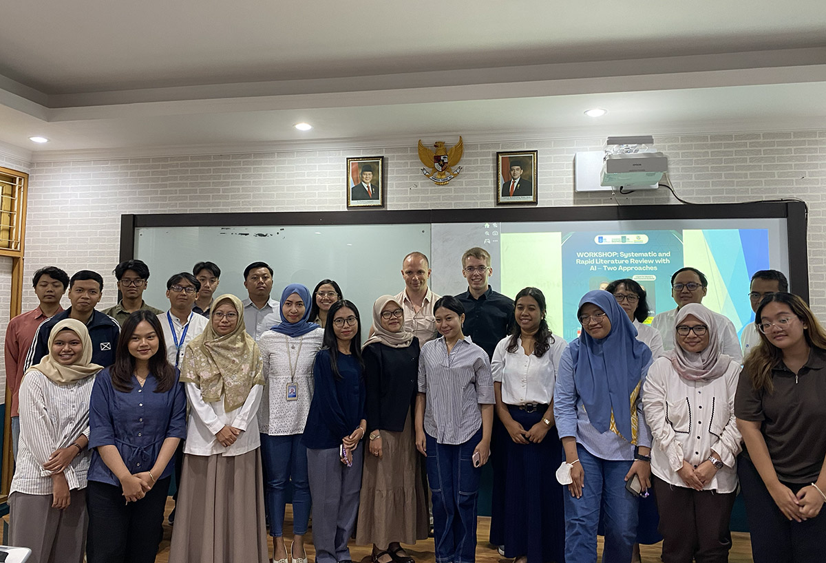 Warsztaty dotyczące wykorzystania AI w szybkich i systematycznych przeglądach literatury w Institut Teknologi Sepuluh Nopember (Indonezja)
