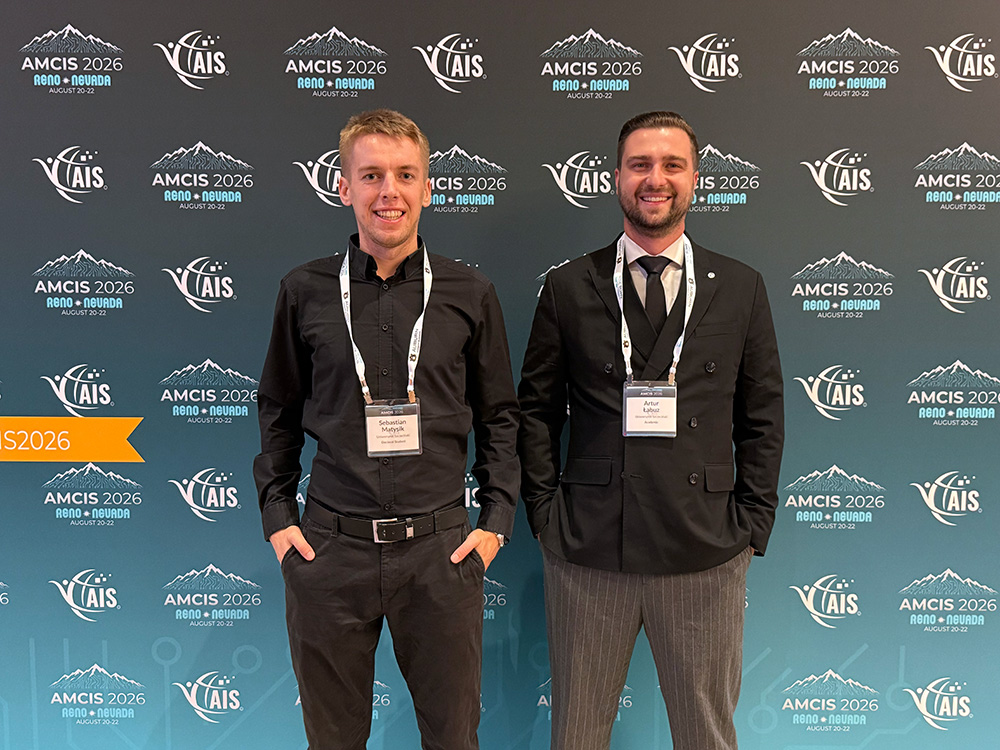 mgr Sebastian Matysik i dr Artur Łabuz na konferencji Americas Conference on Information Systems (AMCIS 2026)